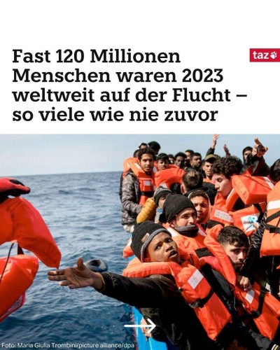 Das Bild zeigt Flüchtende auf einem Boot, denen eine Rettungsweste gereicht wird. Dazu der Text: Fast 120 Millionen Menschen waren 2023 weltweit auf der Flucht – so viele wie nie zuvor.