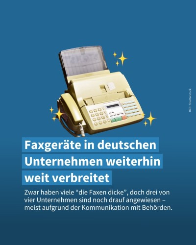 Auf dem Bild sieht man ein Fax. Glitzer-Emojis sind darum herum zu sehen. Die Überschrift lautet: Faxgeräte in deutschen Unternehmen weiterhin weit verbreitet. Darunter steht: Zwar haben viele “die Faxen dicke”, doch drei von vier Unternehmen sind noch drauf angewiesen – meist aufgrund der Kommunikation mit Behörden.