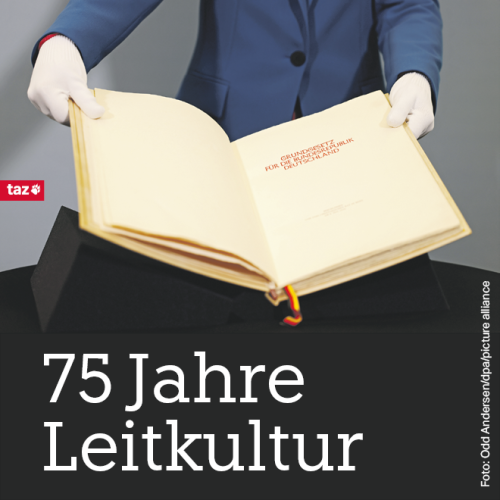 Das Bild zeigt eine Person mit Handschuhen, die das aufgeschlagene Grundgesetz für die Bundesrepublik Deutschland in der Hand hält. Darunter der Titel: 75 Jahre Leitkultur