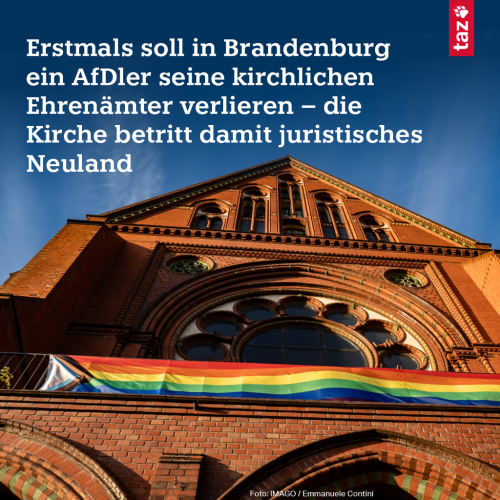 Eine Kirche verschmückt mit einem Trans-Pride-Banner. Dazu die Nachrichtenzeile: Erstmals soll in Brandenburg ein AfDler seine kirchlichen Ehrenämter verlieren - die Kirche betritt damit juristisches Neuland.
