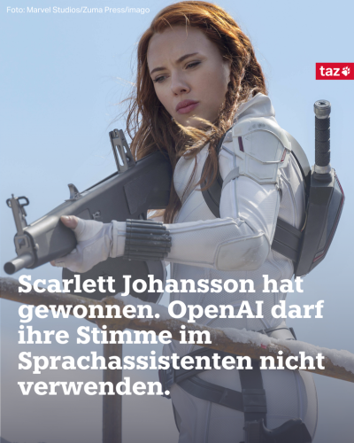 Bildbeschreibung: Das Bild zeigt Scarlett Johansson in einer Szene im Film „Black Widow“ mit gezogener Waffe. Dazu der Text: Scarlett Johansson hat gewonnen. OpenAI darf ihre Stimme im Sprachassistenten nicht verwenden.