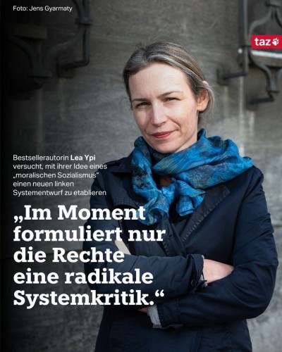 Das Bild zeigt Lea Ypi mit blauem Schal in Berlin. Dazu auf Slide 1 das Zitat: „Im Moment formuliert nur die Rechte eine radikale Systemkritik.“