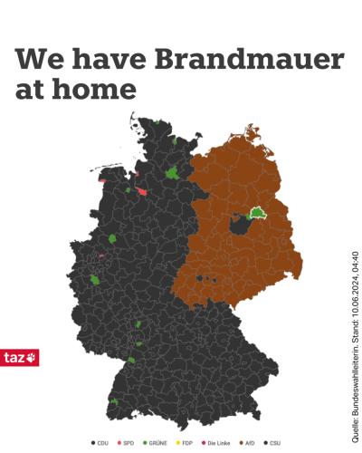 Überschrift: We have Brandmauer at home. Darunter eine Deutschlandkarte mit farblich markierten Wahlergebnissen. Der Osten ist braun gefärbt und hebt sich deutlich vom schwarz gefärbten Westen ab, wo die CDU am stärksten ist. Nur vereinzelt gibt es grüne und rote Flecken, wie in Berlin und Hamburg. Dort haben die Grünen, die Wahl für sich entschieden.