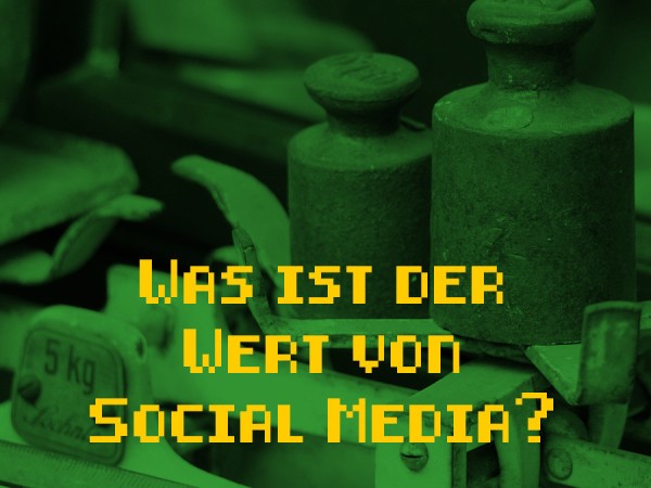 Eine in grün gefärbte alte Waage mit Gewichten, darüber in gelb die Frage: Was ist der Wert von Social Media?