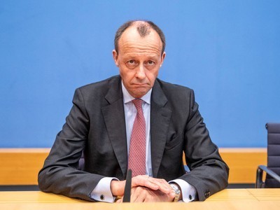 Symbolbild: CDU-Vorsitzender Friedrich Merz schaut missmutig in die Kamera.