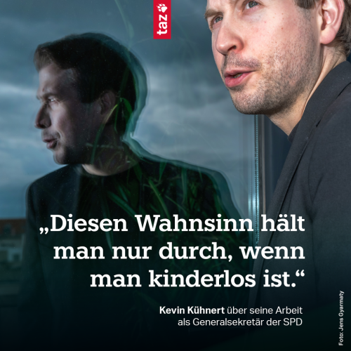 Kevin Kühnert steht auf einem Dach neben einem Fenster, in dem die die Konturen seines Spiegelsbilds zu sehen sind. Zitat: „Diesen Wahnsinn hält man nur durch, wenn man kinderlos ist.“ Kevin Kühnert über seine Arbeit als Generalsekretär der SPD.