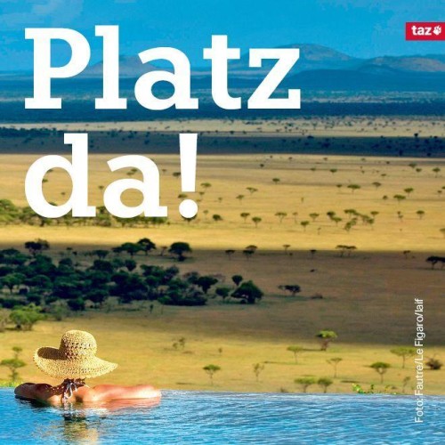 Das Bild zeigt eine Person mit Strohhut im Pool, die auf die Serengeti herabblickt. Dazu die Titelzeile: Platz da!