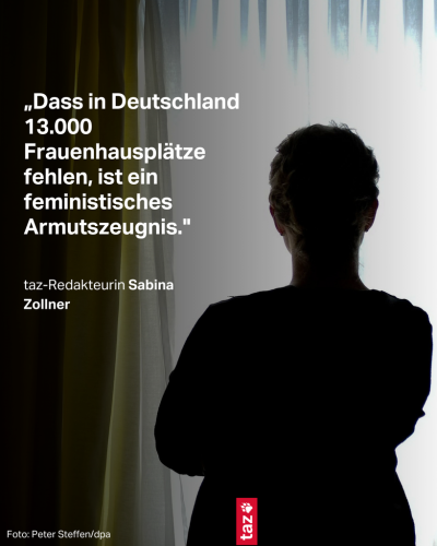 Eine Frau in den Räumen eines Frauenhauses in Nienburg, Niedersachsen. Dazu das Zitat: „Dass in Deutschland 13.000 Frauenhausplätze fehlen, ist ein feministisches Armutszeugnis."  taz-Redakteurin Sabina Zollner