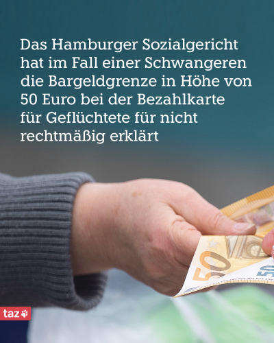 Das Hamburger Sozialgericht hat im Fall einer Schwangeren die Bargeldgrenze in Höhe von 50 Euro bei der Bezahlkarte für Geflüchtete für nicht rechtmäßig erklärt. Zu sehen ist eine Hand mit einem 50 Euro Schein.