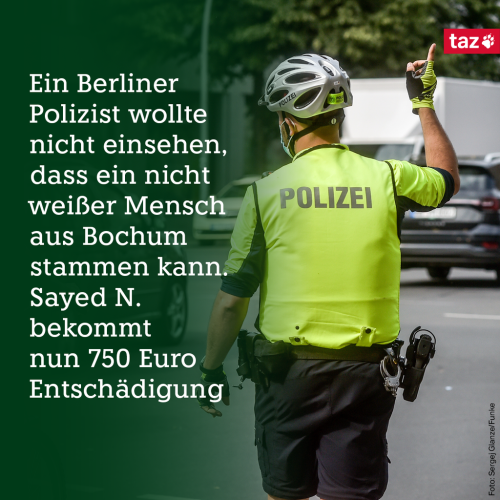 Das Bild zeigt einen Verkehrspolizisten mit erhobenem Finger und neonfarbener Warnkleidung. Dazu der Text: Ein Berliner Polizist wollte nicht einsehen, dass ein nicht weißer Mensch aus Bochum stammen kann. Sayed N. bekommt nun 750 Euro Entschädigung.