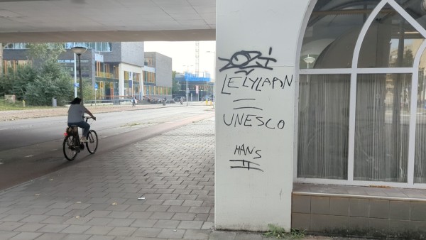 Poorly drawn graffiti on Lelylaan Station reading "LELYLAAN = UNESCO" 