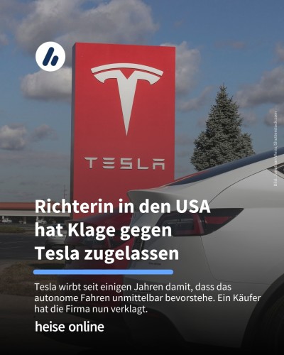 Auf dem Bild sieht man ein Auto von Tesla und eine Säule mit dem Tesla-Logo. Die Überschrift lautet: Richterin in den USA hat Klage gegen Tesla zugelassen. Darunter steht: Tesla wirbt seit einigen Jahren damit, dass das autonome Fahren unmittelbar bevorstehe. Ein Käufer hat die Firma nun verklagt.