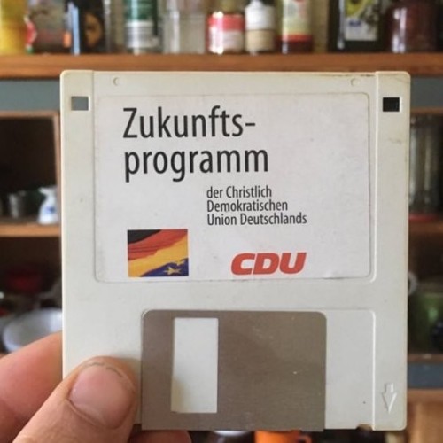 Eine echte Weiße Diskette mit der Aufschrift "Zukunftsprogramm CDU"