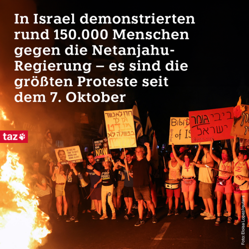Das Bild zeigt Demonstrierende in Israel, im Vordergrund brennt etwas. Die Menschen halten Schilder hoch. Dazu die Aufschrift: In Israel demonstrierten rund 150.000 Menschen gegen die Netanjahu-Regierung – es sind die größten Proteste seit dem 7. Oktober